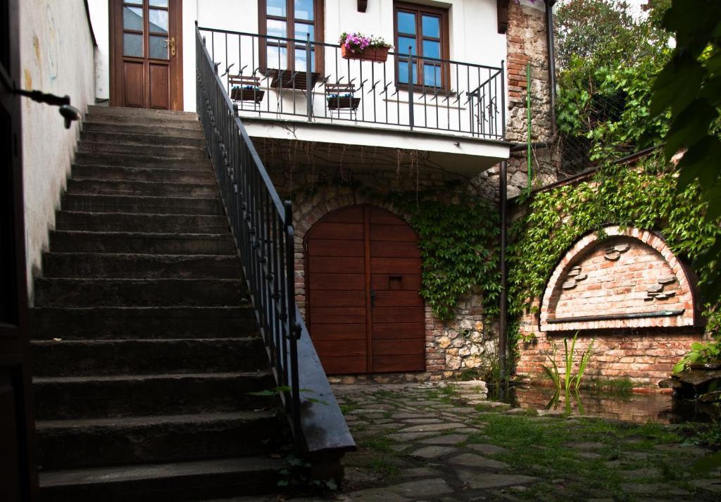 Pension Fajka Микулов Экстерьер фото